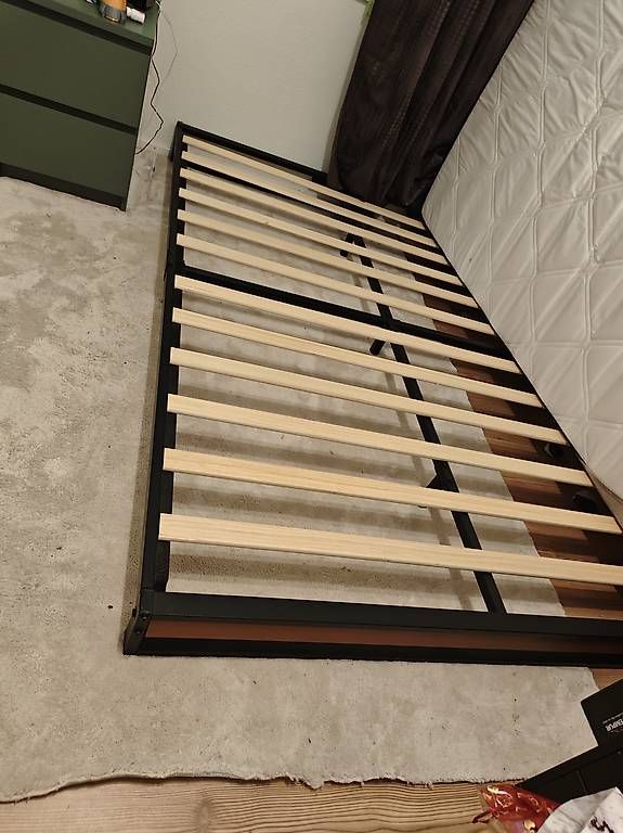 Lits: Bett 140x200 – D'occasion à Galgenen par tebon77