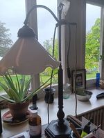 Historische Schreibtischlampe aus Metall mit Opalglasschirm