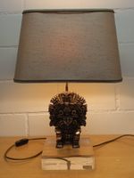 Tischlampe H 51,5 cm mit Seidenschirm Maya Figur Plexisockel
