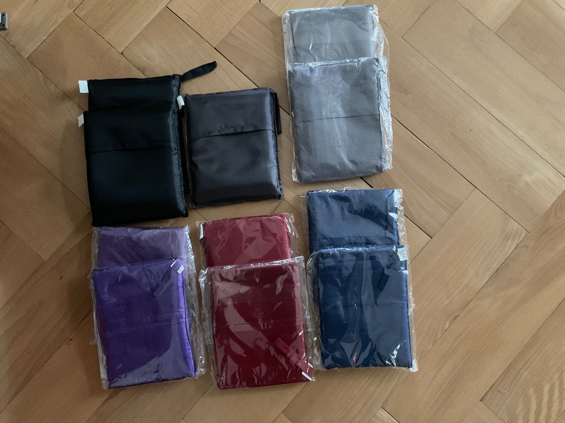 Schlafsäcke: Seidenschlafsack - rot(2/2) – Neu und originalverpackt aus Bern von car_x9fc