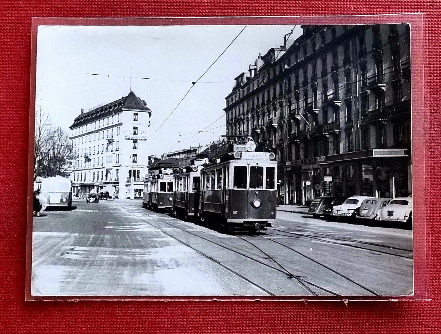 Cartoline postali: Geneve - Place Cornavin - Tramway  - Photo BAZIN – Usato da Rothrist venduto da RROENK