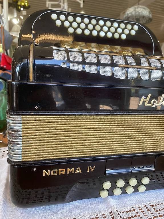 Hohner Musikinstrumente: Handorgel Hohner Norma IV – Gebraucht aus Neuhausen am Rheinfall von galleria13 2