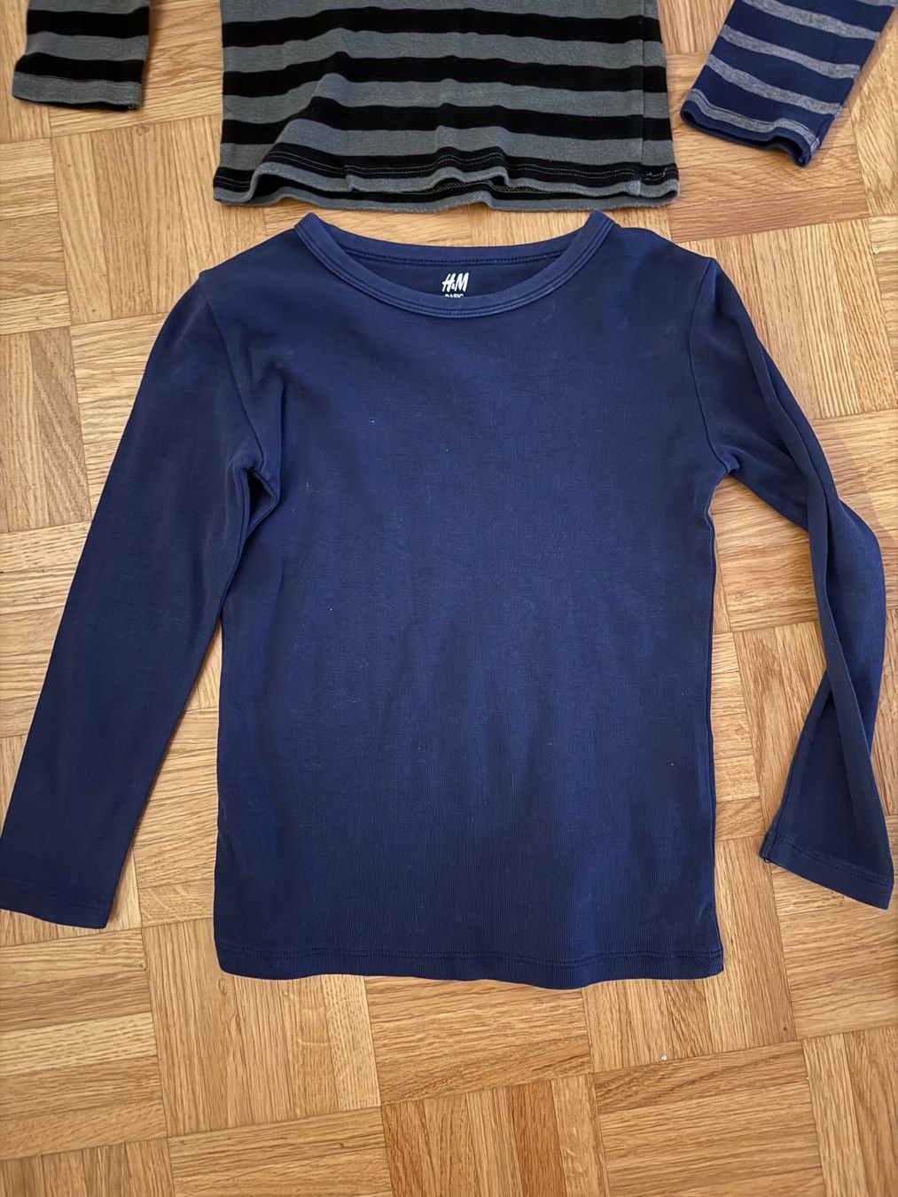 Hemden, T-Shirts & Polos: Kinder T-Shirts Langarm Grösse 110/116 – Gebraucht aus Zürich von zd_1965 3