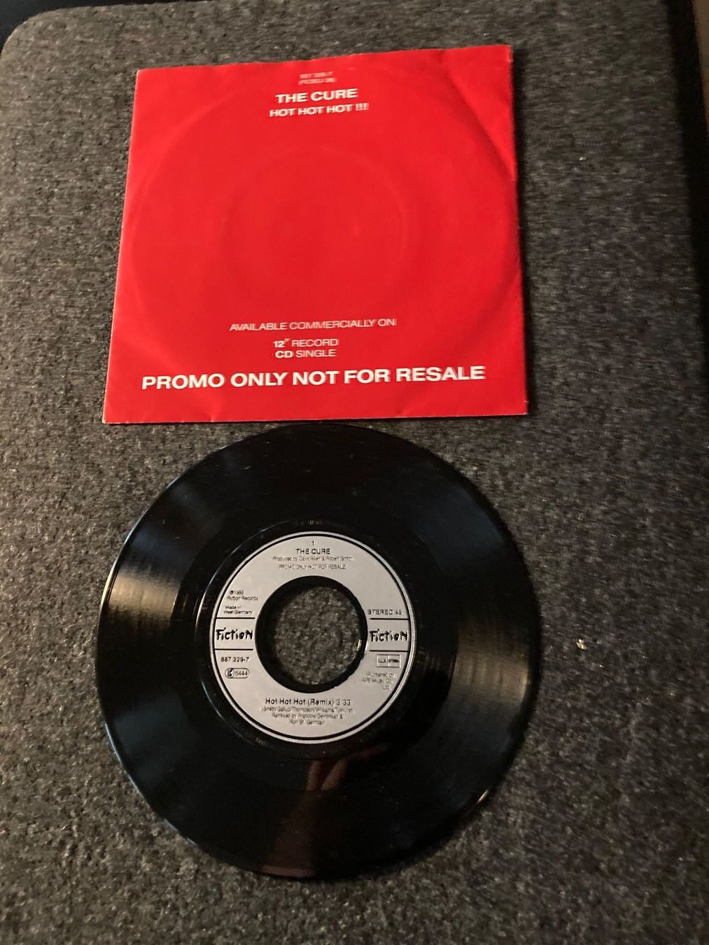 Dischi in vinile: The Cure - Hot Hot Hot !!! (7") – Usato da Fribourg venduto da Karushi 1