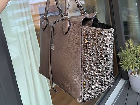 Michael Kors Tasche taupe mit Nieten Details