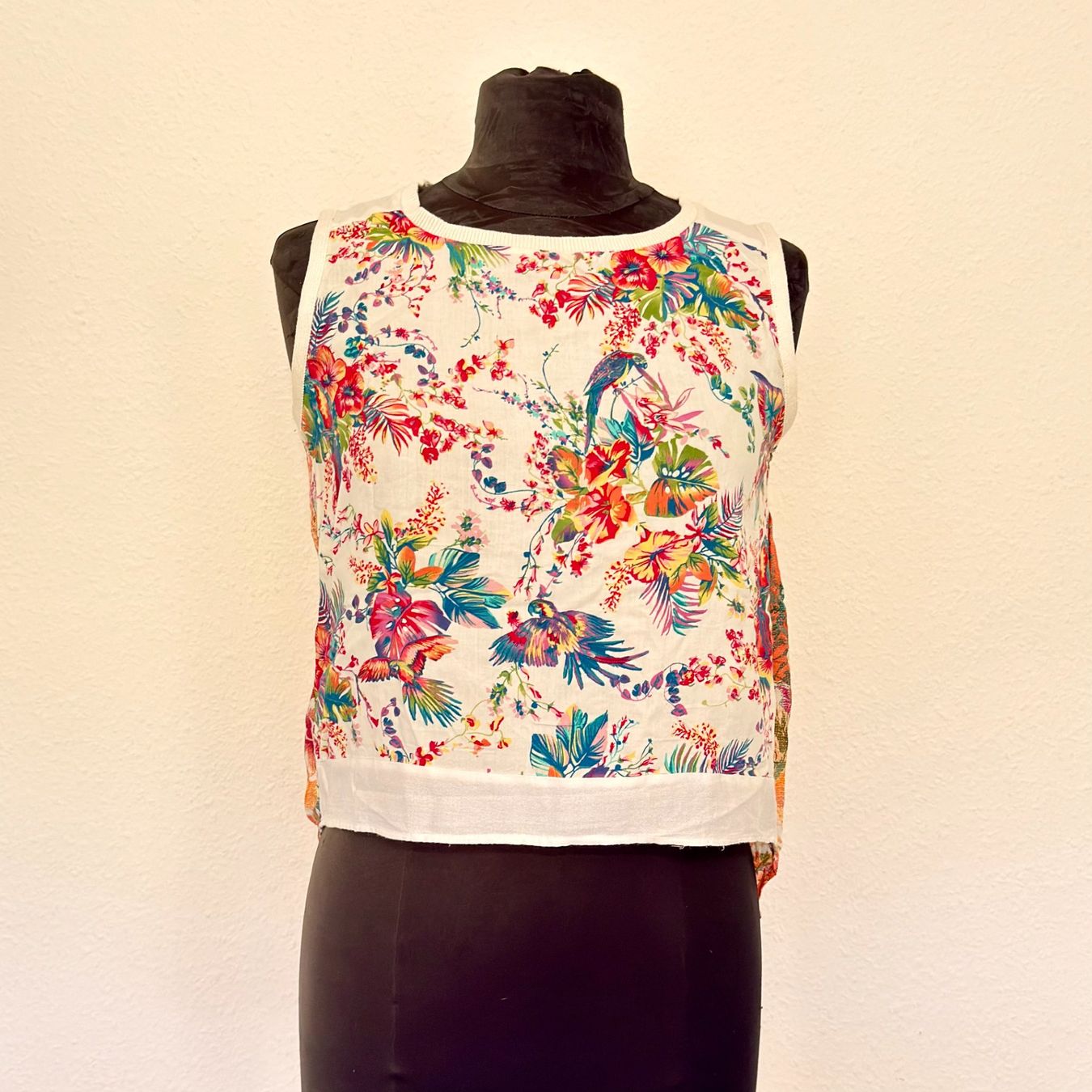 Zara Top: Top crop tropical Zara Collection W&B – Usato da Thônex venduto da Suisse.Shopping 1