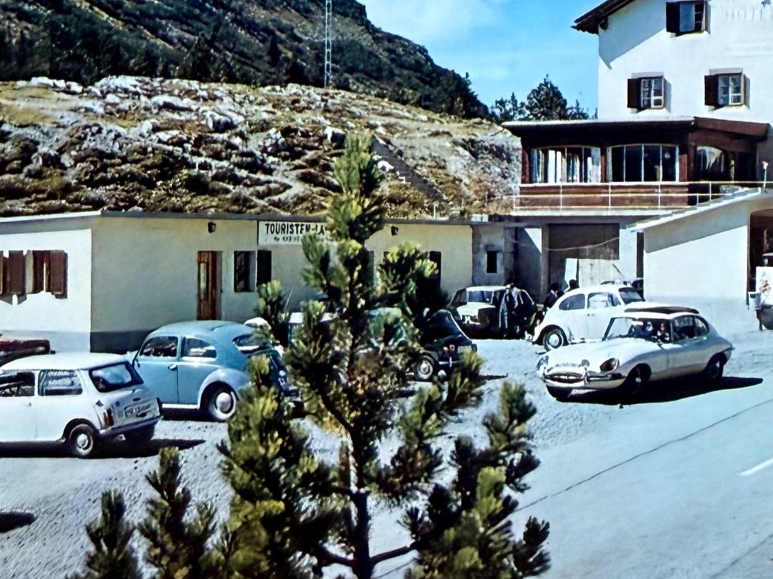 Cartoline postali: Ofenpass - Hotel Süsom Givé -parking Oldtimer, Jaguar Type E – Usato da Lutry venduto da Ediego 1