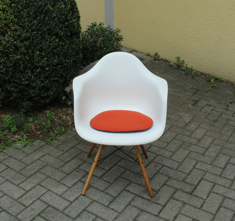 Vitra Eames Plastic Armchair Stuhl weiss mit Sitzkissen Kaufen auf Ricardo