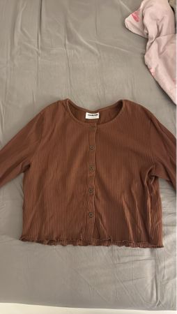 Braune Strickt-shirt mit Knöpfen - Perfekt für den Herbst!