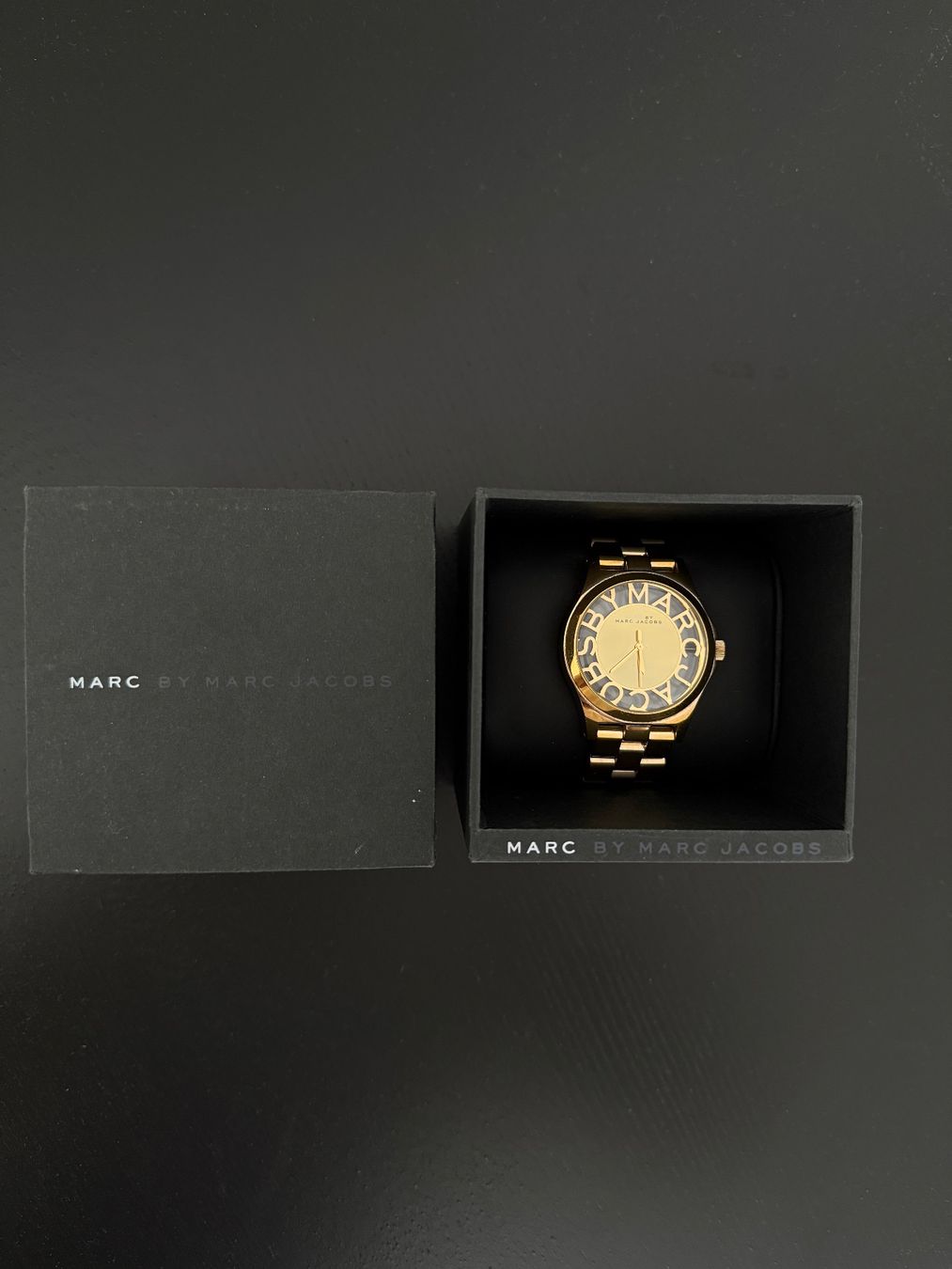 Marc Jacobs Orologi: Marc Jacobs Damenuhr Gold mit Box – Usato da Lüchingen venduto da Daan8