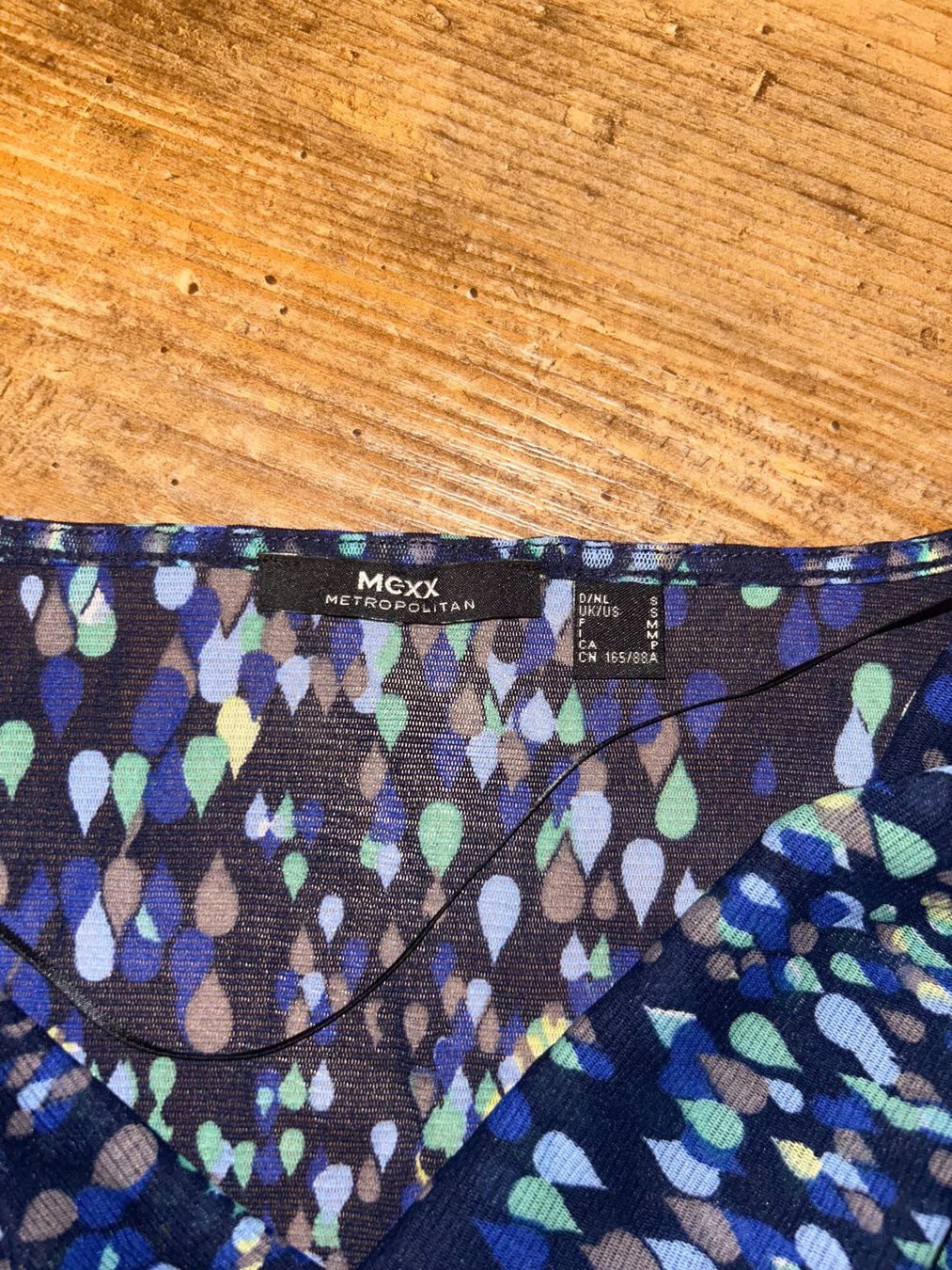 Mexx Top: Blau-gemustertes Top mit Wasserfallkragen Mexx S – Usato da Safenwil venduto da 2hand_aber_wertvoll 2