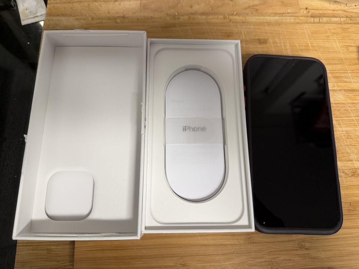 Apple Telefoni cellulari / Smartphones: iPhone 16 pro max Titanium 256GB – Usato da Biel/Bienne venduto da Uezguer1 1