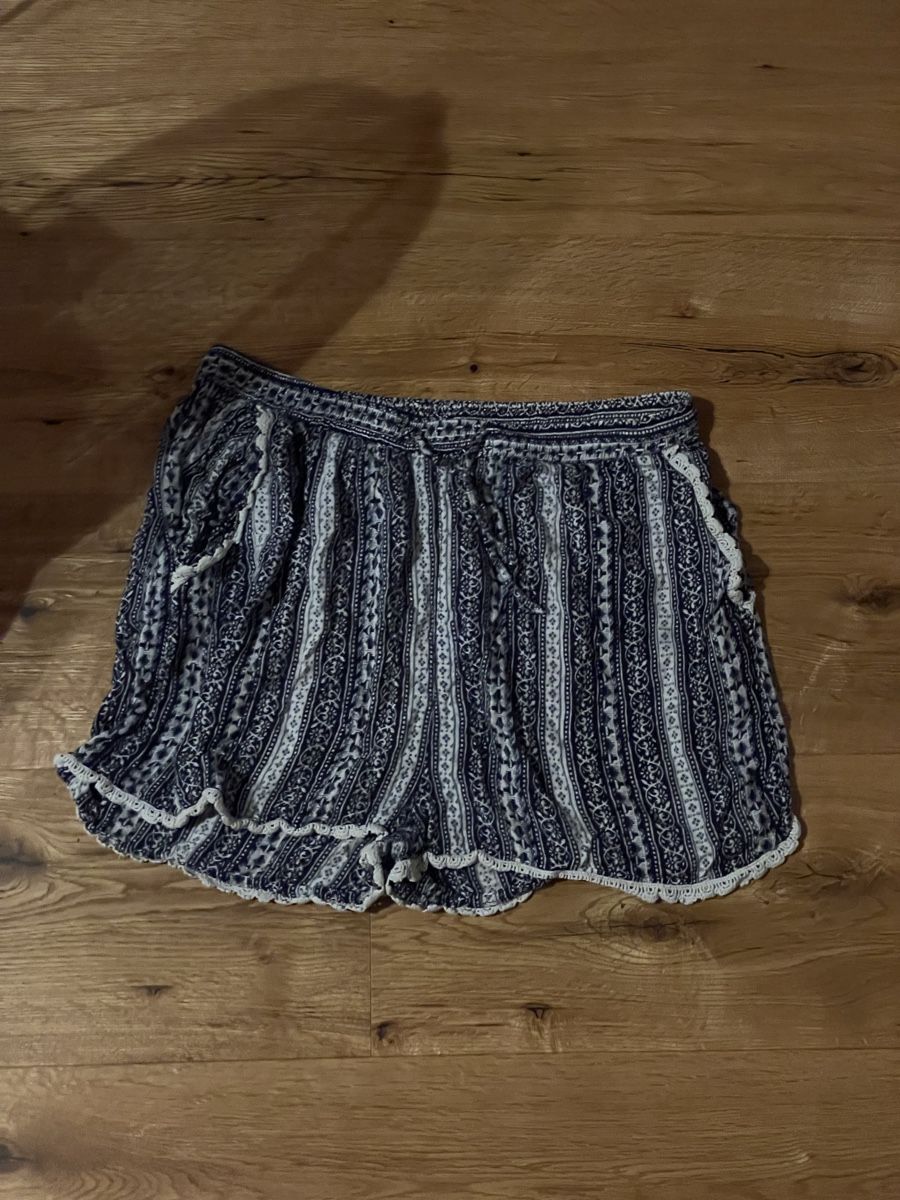 Hosen: Kurze Schwarz Weisse Hose – Gebraucht aus Lenk im Simmental von banane50626