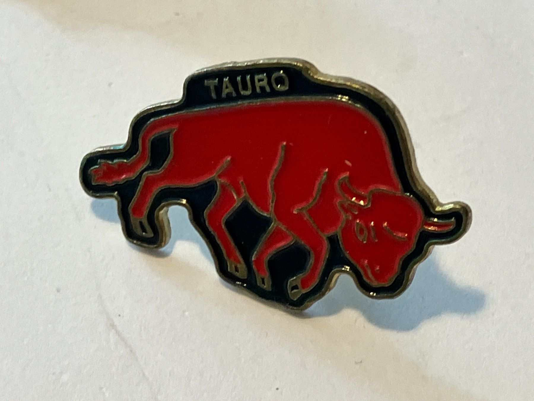 Placchette & Badge: 1 Pin Tauro – Usato da Basel venduto da djwwpp