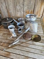 Antikes verschiedenes Metallgeschirr, Deko Garten.