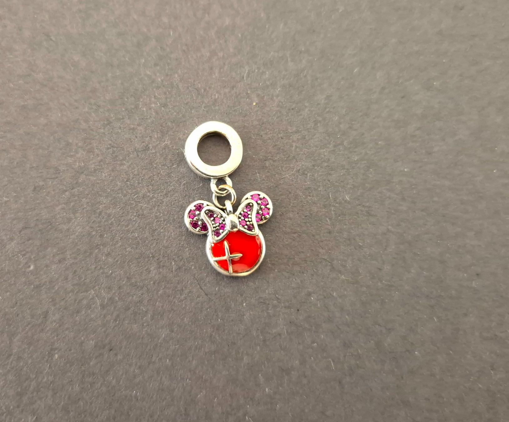 Ciondoli: Charm Disney rot +Garantie – Nuovo (secondo la descrizione) da Rotkreuz venduto da Carbone_Bijou-Shop