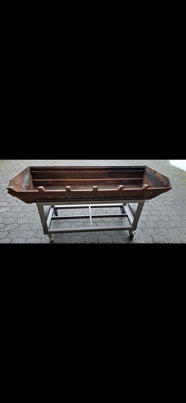 Griglie: Grill Baggerschaufel mit untergestell – Usato da Knonau venduto da Roli1974