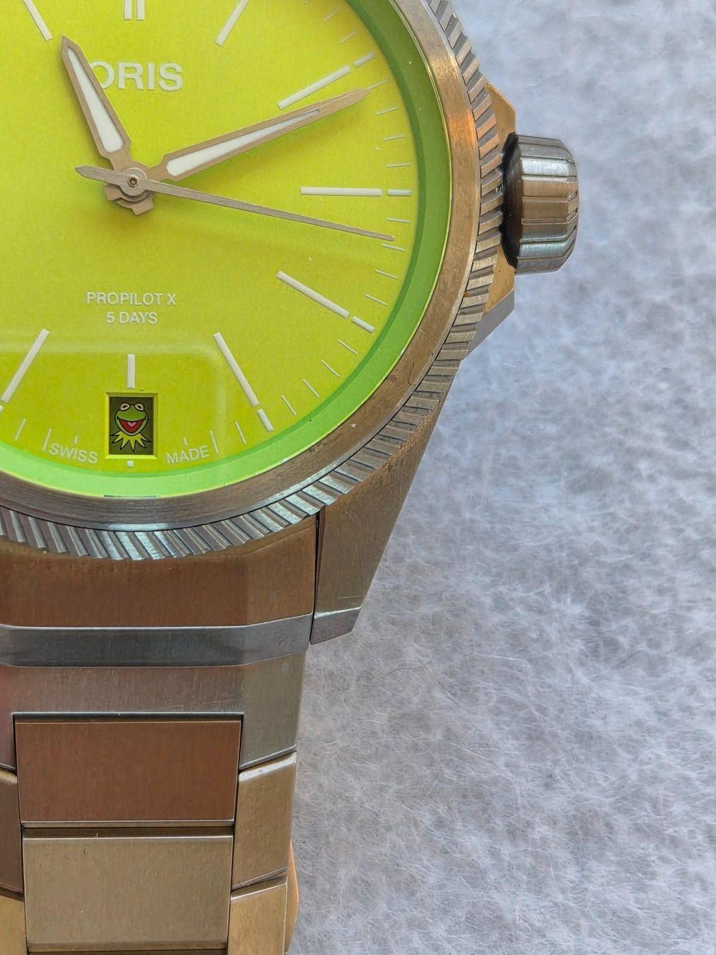 Oris Uhren: Oris ProPilot X Kermit Edition – Neu und originalverpackt aus Chabrey von Horology 6