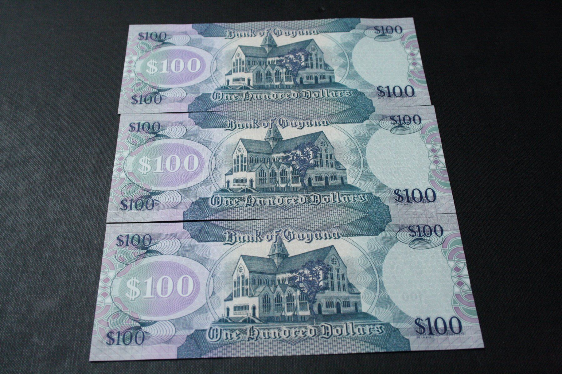 Banconote: Guyane 3 x 100  Dollars UNC – Nuovo (secondo la descrizione) da Cormondrèche venduto da Hermes.monnaies 1