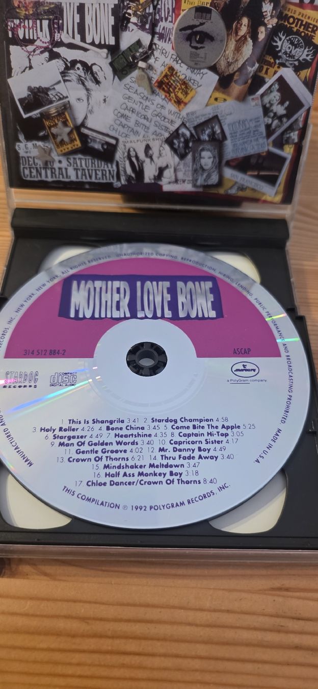 CDs: Mother Love Bone Compilation CD Rare 1992 Vg++ – Gebraucht aus Yvonand von RF-VINYL 1