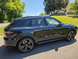Porsche Cayenne E-Hybrid Platinum Edition | 462 PS