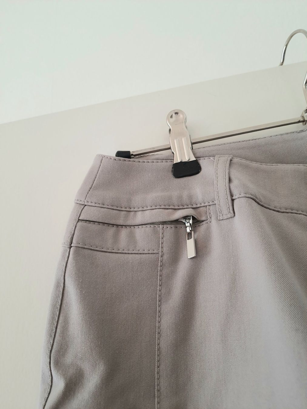 Hosen: Damen Hose elegant beige Grösse XS – Gebraucht aus Zollikerberg von Sell-Buy-it 2