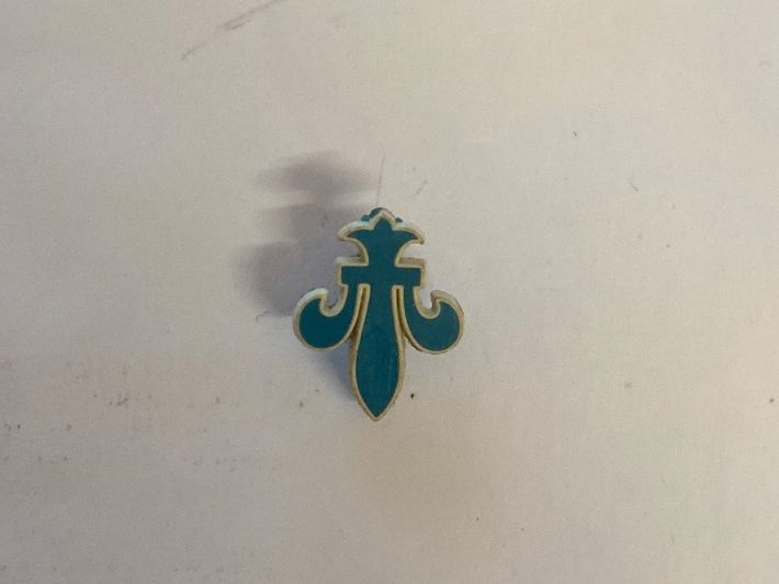 Plaketten & Abzeichen: Broche Fleur de Lys Turquoise Vintage - Élégante! – Gebraucht aus Le Brassus von cinema13