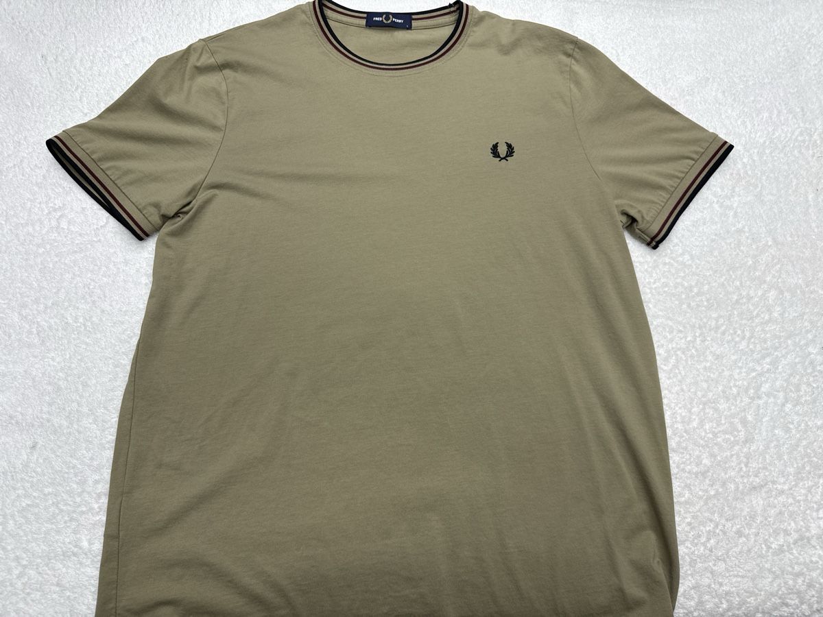 Fred Perry T-shirt: T-shirt Fred Perry  taille L défaut manche  – Difettoso da Chenens venduto da anasantos90 2