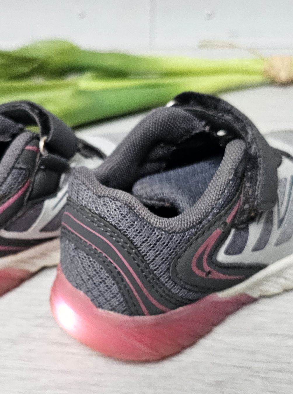 Schuhe für Jungen: Kinder Sneaker mit Licht, Grösse 25 – Gebraucht aus Zufikon von Dadulka79 4