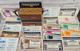 antike Handorgel Akkordeon mit vielen Notenblättern