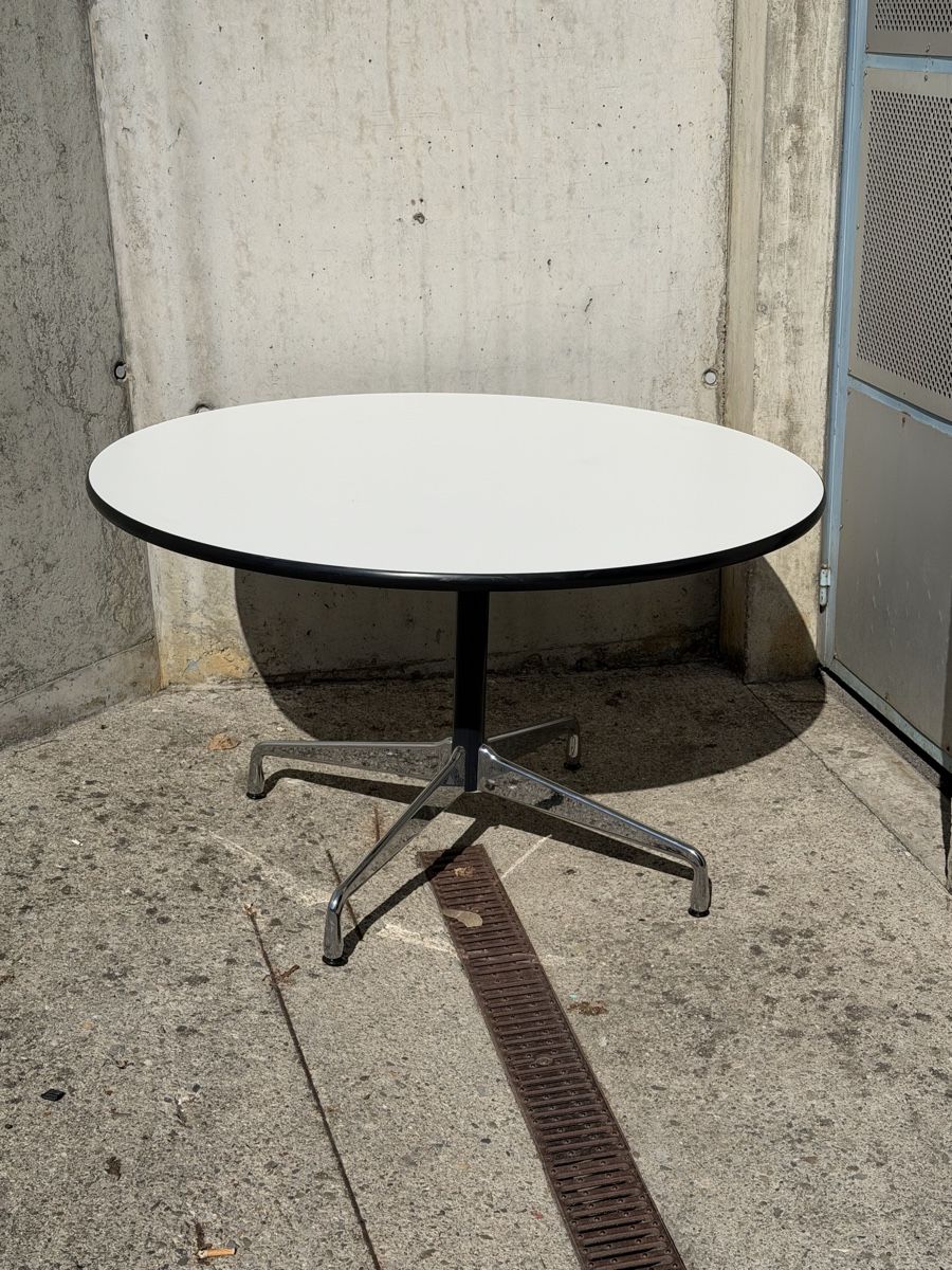 Vitra Tische: Table ronde Vitra Eames blanc occasion  – Gebraucht aus Bussigny von ShopOp 1