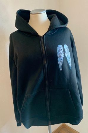 Schwarze Kapuzenjacke mit Flügelmotiv