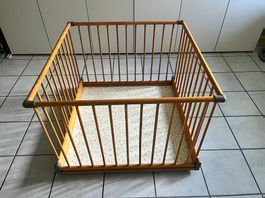 schönes, stabiles Baby Laufgitter aus Holz mit Rollen