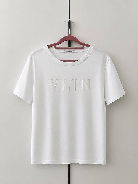 Valentino T-shirt: Weisses Valentino Shirt – Usato da Ennetbürgen venduto da Jvek