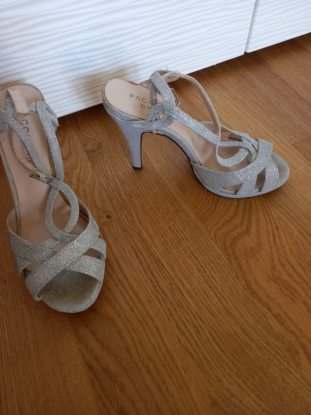 Scarpe da donna: Sandalen, grau glänzend  Grösse 36 – Usato da Sennhof (Winterthur) venduto da HG2019 1
