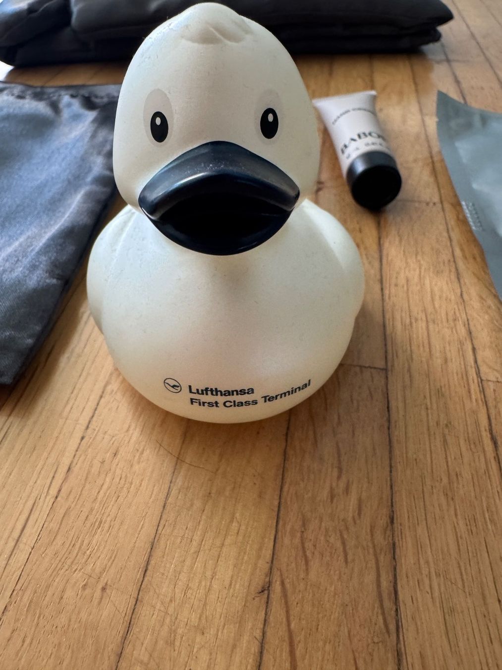 Kosmetikkoffer: 100 J. Lufthansa; First Class Amenity Kit Babor inkl. Ente – Neu und originalverpackt aus Zürich von Zaesizh 4