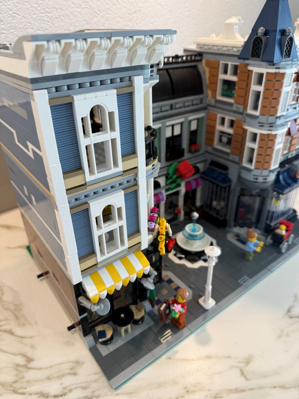 Lego Kit di costruzioni: Lego 10255 Stadtleben – Usato da Meisterschwanden venduto da Bigi1 3