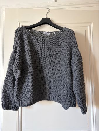 Wunderschöner grauer Strickpullover