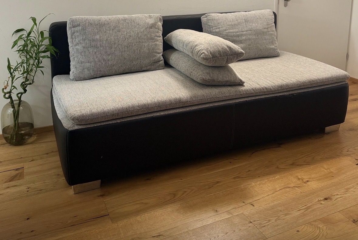 Divani: Comfortable Daybed with Pillows - Perfect for Relaxing – Usato da St. Gallen venduto da roy_mct6