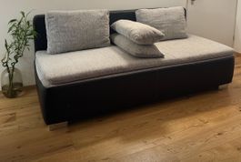 Comfortable Daybed with Pillows - Perfect for Relaxing
