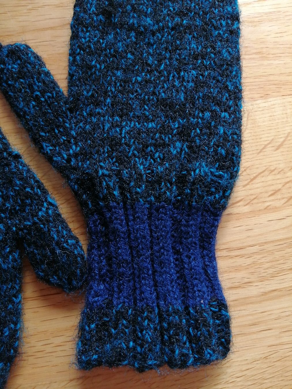 Guanti: Handgestrickte, warme Winterhandschuhe in Blau/Schwarz – Usato da Honau venduto da holunder3 3