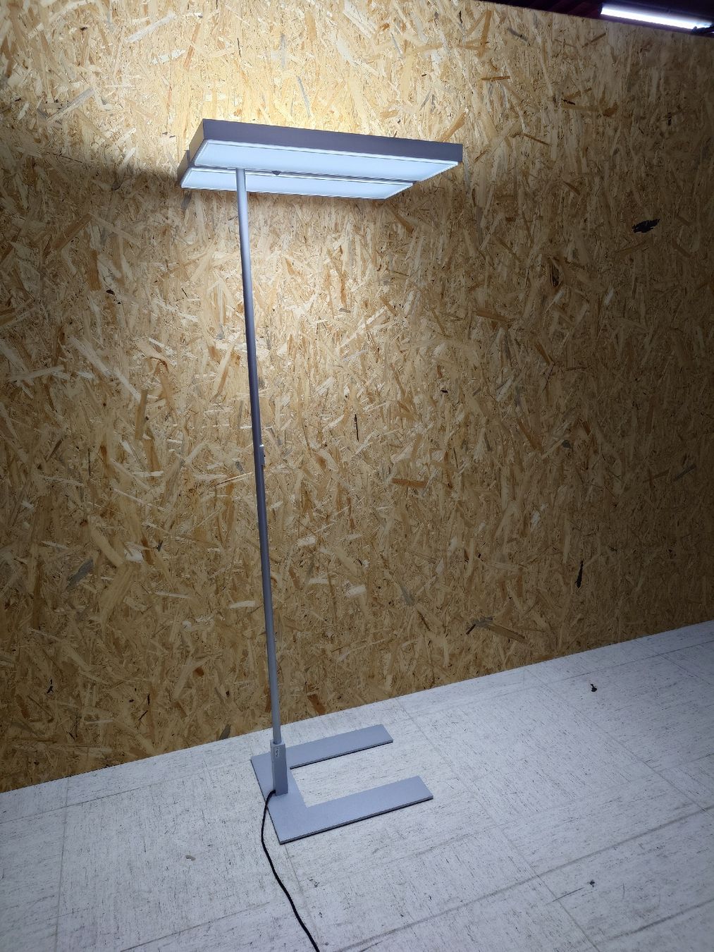 Regent Lampen: Stehleuchte Regent Level CLD LED silber gebraucht – Gebraucht aus St. Gallen von Second-Life 2