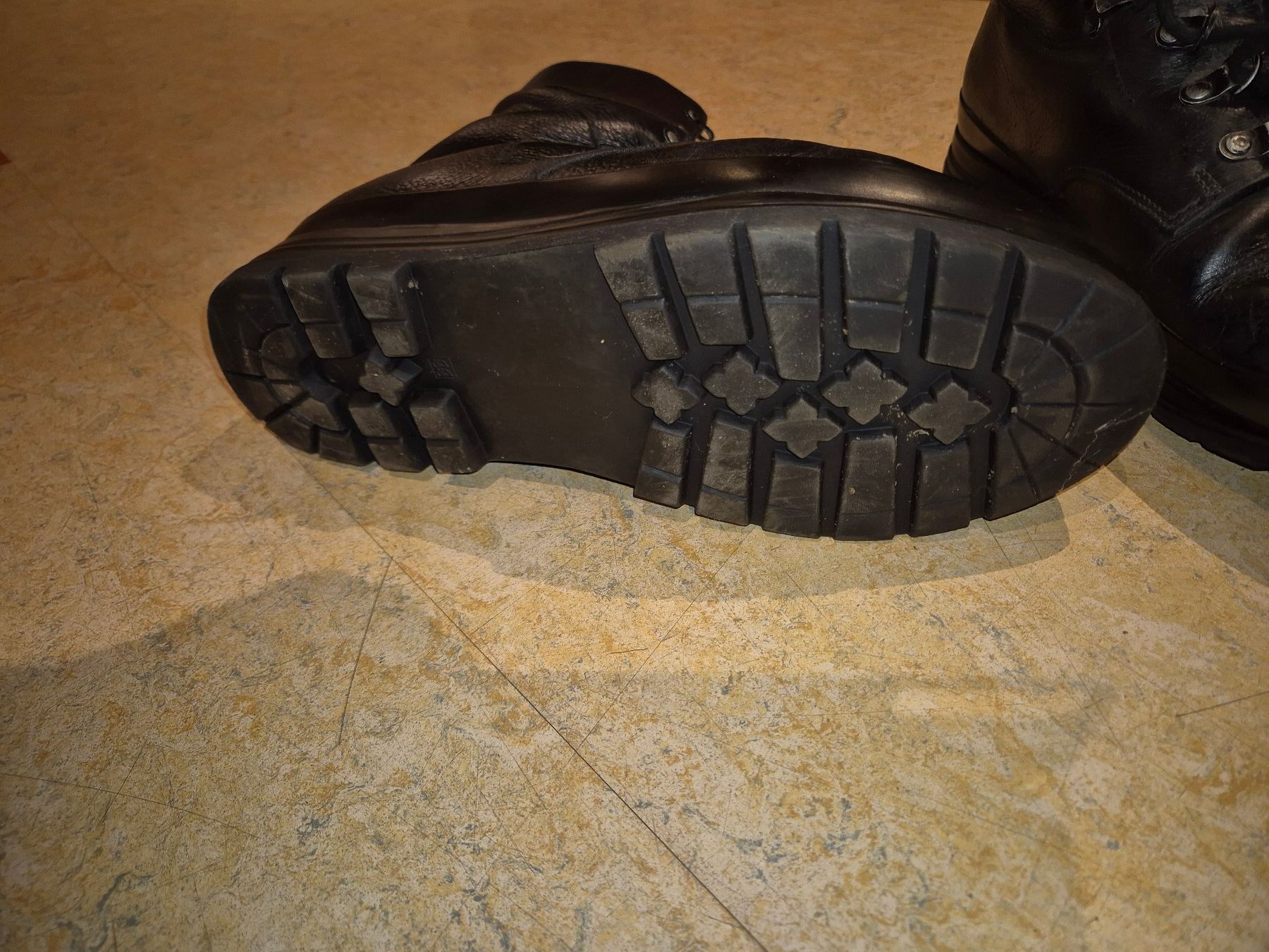 Herrenschuhe: Kampfstiefel – Gebraucht aus Schangnau von Frischa0 2