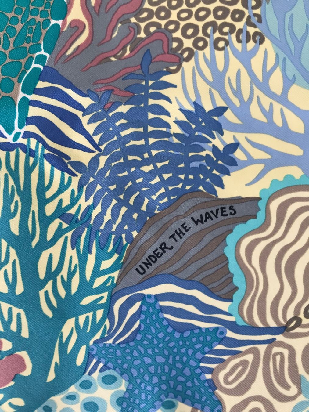 Hermès Foulards, Tücher & Schals: Hermès Seidentuch 90x90 UNDER THE WAVES 🌊 🐳🐠🐬 – Gebraucht aus Luzern von  5