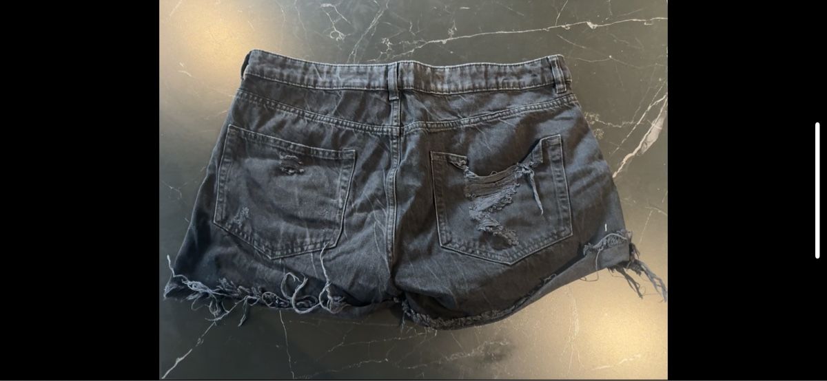 Hosen: Hotpants Schwarz Gr. 42 – Gebraucht aus Niederglatt ZH von vul_v86c 1