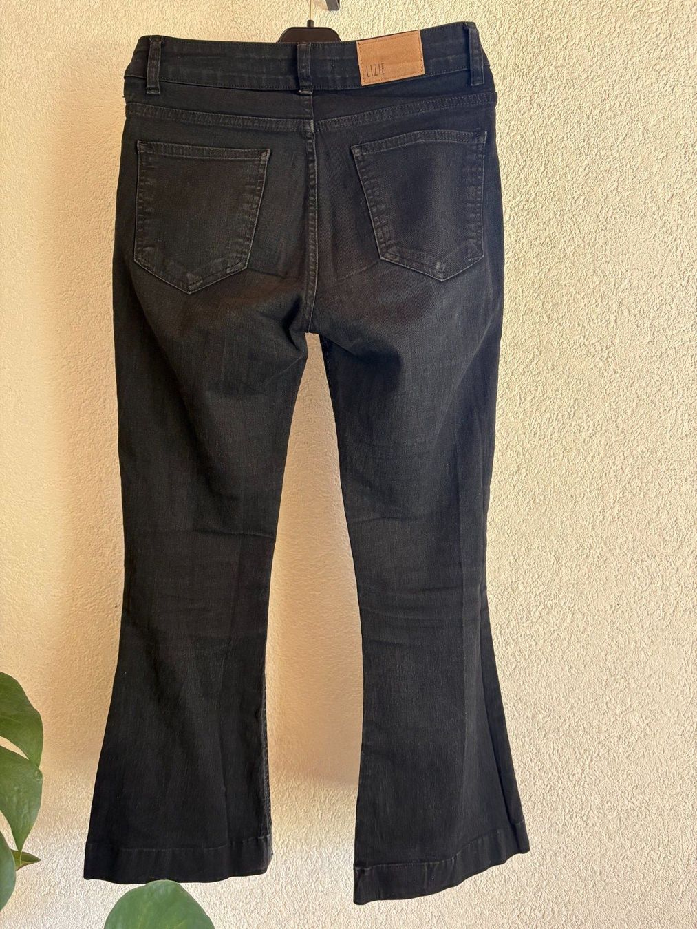 Jeans: Lizie Black Flare Jeans S / 36 – Gebraucht aus Fribourg von georgeabottino 1