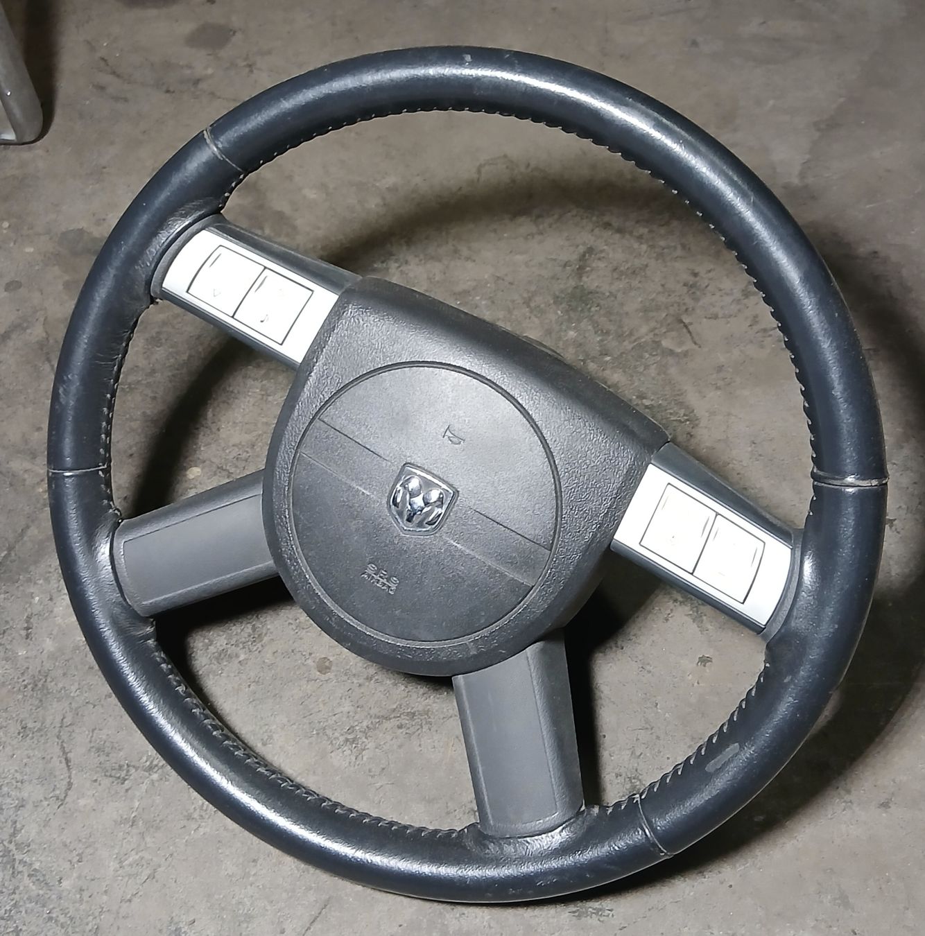 Dodge Tutti pezzi di ricambio auto: Volant Dodge Magnum 2004-2008 – Usato da la heutte venduto da Auto-stock