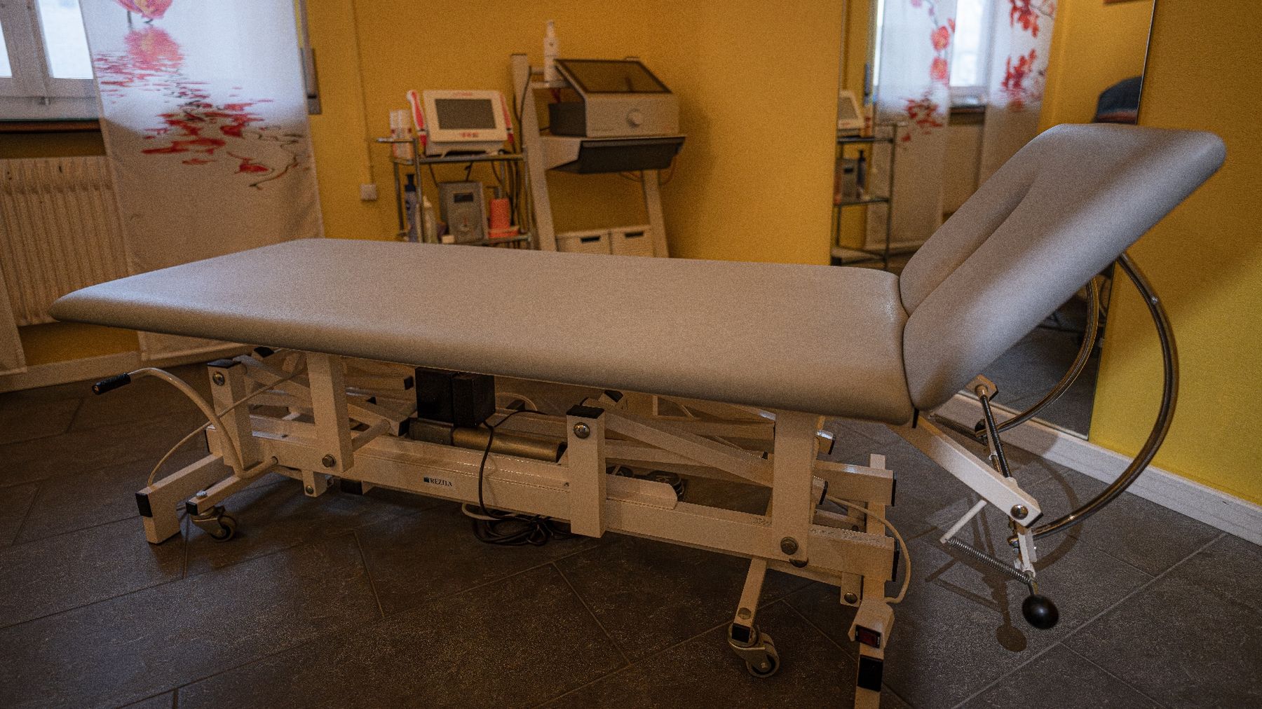 Chaises longues: Massagetisch elektrisch – D'occasion à Pieterlen par Tollot 1