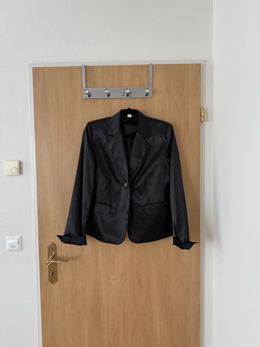 Completi & Tailleur: Schwarzer Satin-Hosenanzug – Usato da Lachen SZ venduto da artbyblondangel 3