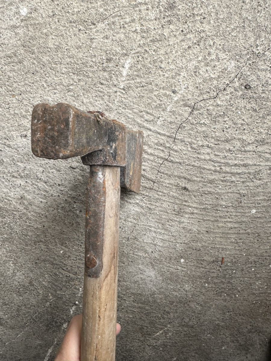 Tutti gli attrezzi: Antikes Werkzeug; Hammer oder Beil oder beides – Usato da Frauenfeld venduto da aluma14 2